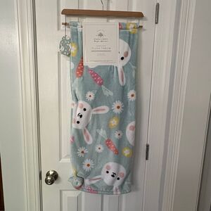 Studio Curate Super Soft Plush Throw – Bunny & Carrot Spring Blanket 50x70